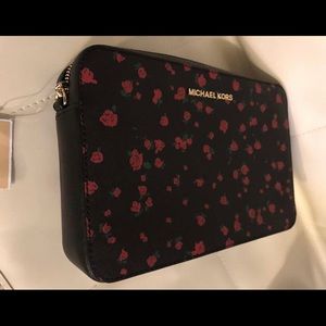 Michael Kors Bags - Michael Kors Lg EW Crossbody Jet Set item - NWT Michael Kors Bags - Michael Kors Lg EW Crossbody Jet Set item - NWT